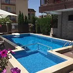 Holiday home The White 7 *